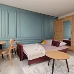 Elekcyjna With Balcony By Renters アパート ワルシャワ