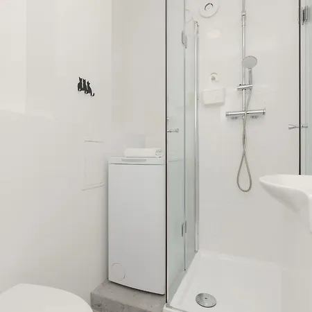 Elekcyjna With Balcony By Renters Апартаменты *